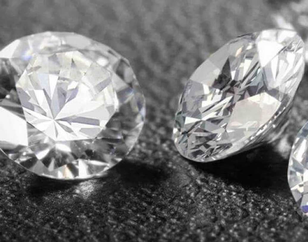 শনিবারেই ওই এলাকারই অন্য একটি খনি থেকে ১৮.১৩ ক্যারেটের একটি হিরে পেয়েছেন রাধেশ্যাম সোনি নামে এক ব্যক্তি।