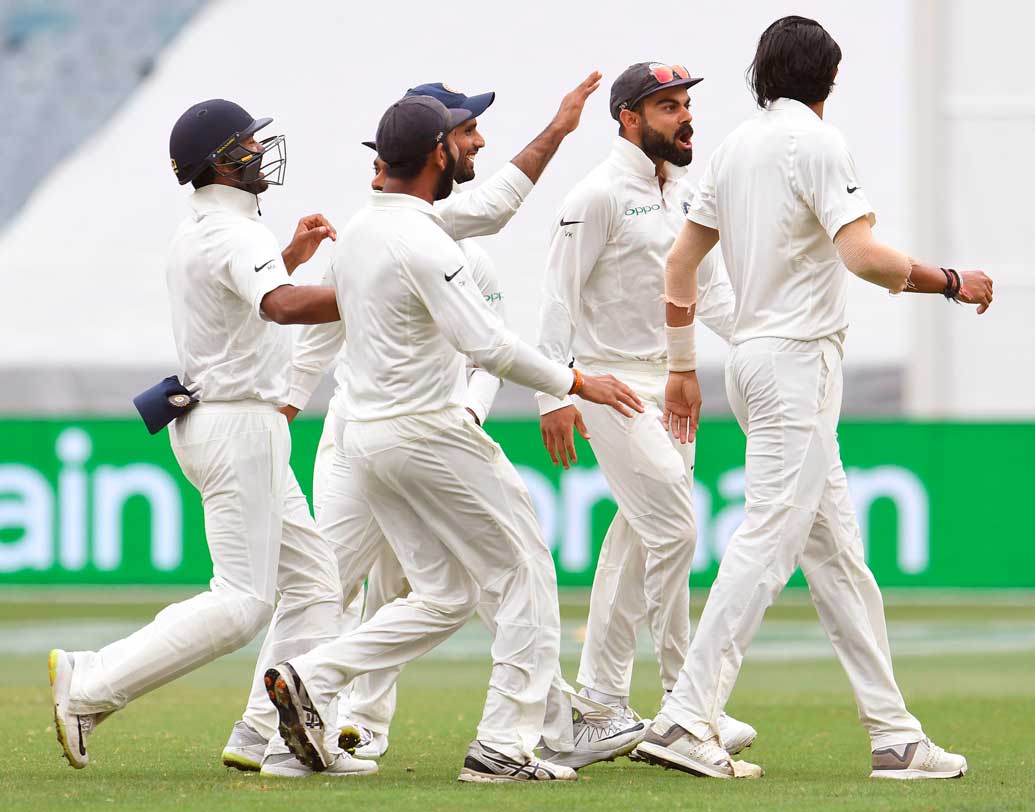 মেলবোর্নে সবচেয়ে বেশি ক্ষণ ব্যাট করার রেকর্ড করল ভারত। ১৬৯.৪ ওভার ব্যাট করে ৩৫ বছরের পুরনো রেকর্ড ভাঙল ভারত।