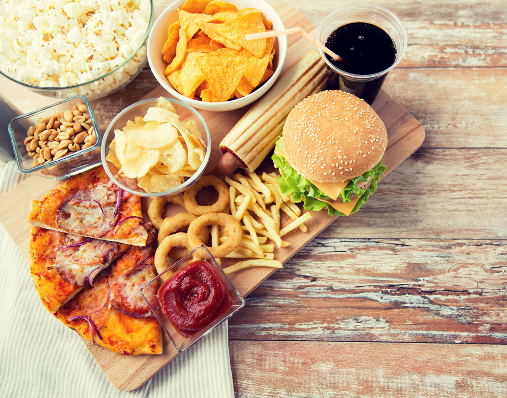 অতিরিক্ত জাঙ্ক ফুড, ফাস্ট ফুড বা প্রক্রিয়াজাত খাবার এড়িয়ে চলুন। খাবার সংরক্ষিত করে রাখার জন্য ব্যবহৃত প্রিজারভেটিভ সহজেই শরীরের ওজন বাড়ায়। তা থেকেও কিন্তু পিরিয়ডের সমস্যা বাড়ে। তাই শরীরচর্চা, দৌড়োদৌড়ি ছাড়াও খাবারের বিষয়েও সচেতন থাকুন।