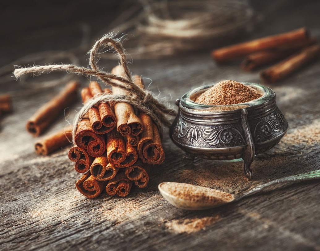 আদার মতোই দারচিনি গুঁড়োও এই অসুখ প্রতিরোধে অত্যন্ত কার্যকর। পলিসিস্টিক ওভারির জটিলতা কমাতে, পিরিয়ডের সময় গা বমি ভাব দূর করতে ও যন্ত্রণাদায়ক রক্তপাত রুখতে দারচিনি অত্যন্ত কার্যকর। অনিয়মিত পিরিয়ডকে নিয়মিত করতেও দারচিনি কাজে আসে।