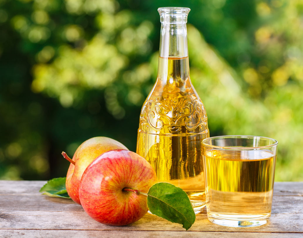 অ্যাপেল সাইডার ভিনিগারও পিরিয়ডের সমস্যা দূর করতে সক্ষম বলে দাবি মার্কিন দেশের বিজ্ঞানীদের। প্রতি দিন ১৫ মিলিলিটার অ্যাপেল সাইডার ভিনিগার খেলে ওজন তো কমেই, সঙ্গে রক্তচাপ ও ইনসুলিনের পরিমাণও নিয়ন্ত্রিত হয়। পিরিয়ডের সময় শরীরের সব কলকব্জাকে প্রস্তুত রাখতে ও রক্তপাতের ধকল সামলাতে এই পানীয়ের জুড়ি নেই।