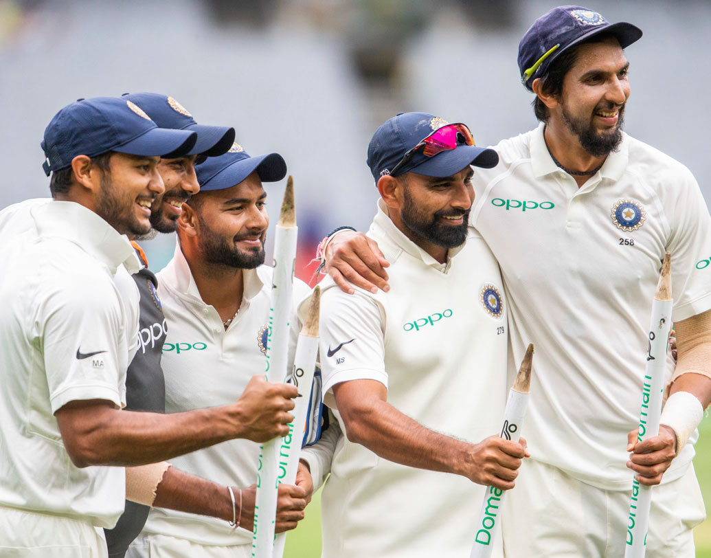 পার্‌থে দ্বিতীয় টেস্টে চার পেসার নিয়ে খেলানোর সিদ্ধান্ত নেওয়া হয়েছিল। ইশান্ত শর্মা, মহম্মদ শামি, যশপ্রীত বুমরারা ভাল খেলেছিলেন। ব্যর্থ হয়েছিলেন উমেশ যাদব।