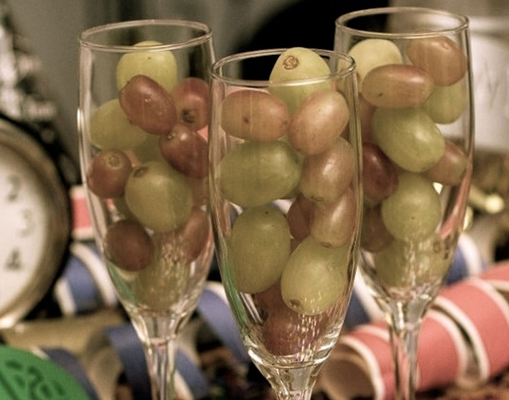 স্পেন: ঘড়িতে ৩১ তারিখ রাত ১২টা বাজার ঘণ্টা বাজার সঙ্গে সঙ্গে একটা করে আঙুর খেতে শুরু করেন স্পেনীয়রা। প্রতিটি ঘণ্টা ধ্বনির সঙ্গে একটা করে আঙুর খেতে হয়। সময় মতো খাওয়া শেষ না হলে নাকি দু্র্ভাগ্য গ্রাস করতে পারে। অনেকে তো এই দিনের আগে ঘড়ি দেখে আঙুর খাওয়া অনুশীলন করেন।