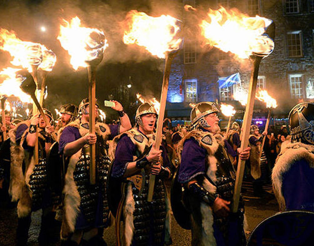 স্কটল্যান্ড: অনেকেই বিশ্বাস করেন, মাঝরাতে হাতে এক বোতল হুইস্কি, একটা রেজিন ব্রেড আর একটা কয়লা নিয়ে এক তরুণ যদি দরজায় উপস্থিত হয়, তা হলে সৌভাগ্য নাকি হাতের মুঠোয়। পোড়ানো হয় জুনিপার গাছের ডালও।