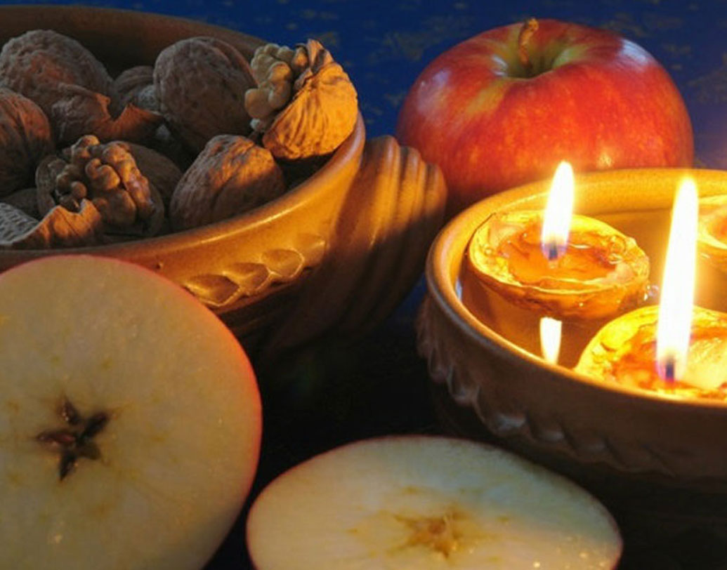 চেক প্রজাতন্ত্র: এ দেশে আপেল দিয়েই নির্ধারিত হয় ভাগ্য। দু’ভাগে ভাগ করলে ফলের মাঝখানের অংশটাই নাকি ঠিক করে দেয়, ভাগ্য কেমন হবে। যদি ক্রস চিহ্নের মতো দেখা যায়, তবে বছরটা খারাপ কাটবে, আর তারার আকৃতির মতো মাঝখানের অংশটি হলে, বছর নাকি বেশ ভাল কাটবে!