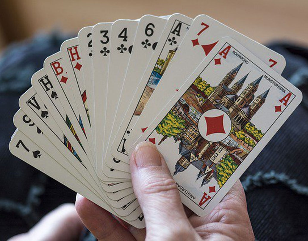 গ্রিস: বাড়ি কিংবা ক্যাসিনো, এ দিন তাস, পাশা কিংবা জুয়া খেলবেনই গ্রিকরা। জিতলেই নাকি সারা বছরটা ভাল কাটবে, এমনটাই বিশ্বাস তাঁদের।