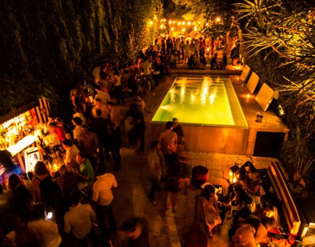 আর্জেন্তিনা: বছর শেষে পুরনো নথি, কাগজপত্র ছিঁড়ে ফেলে দেন এই দেশের বাসিন্দারা। তার পর দুপুরবেলার দিকে বছরের প্রথম দিনে সেই পুরনো কাগজের ছেঁড়া টুকরো ছুড়ে ছুড়ে ফেলে নতুন বছরকে স্বাগত জানান।