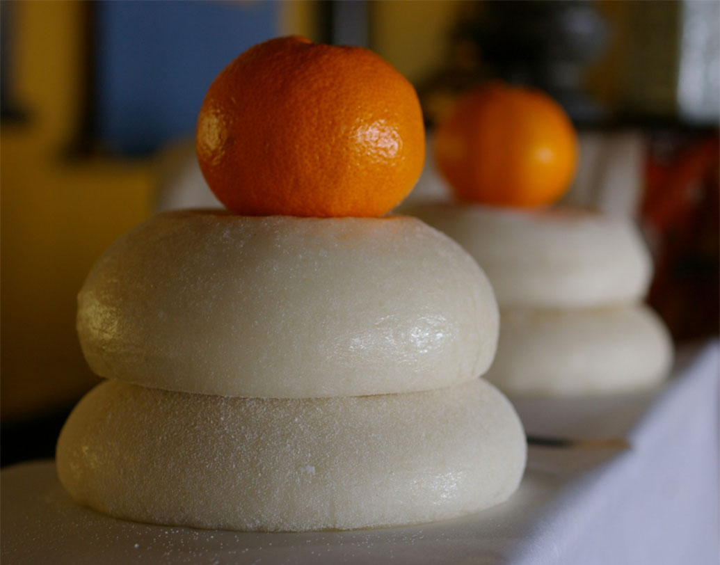 জাপান: বছরের প্রথম দিন ‘মোচি’ নামের একটা বিশেষ ধরনের স্ন্যাকস গিলে খাওয়ার রেওয়াজ রয়েছে। এরকম করলে নাকি দীর্ঘায়ু হন সেই ব্যক্তি। যদিও এ নাকি বেশ কঠিন।