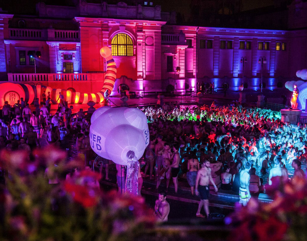 হাঙ্গেরি: বছরের শেষ দিন হাঙ্গেরিয়ানরা হাঁস, মুরগি বা কোনও পাখির মাংস খান না। উড়তে পারে, এমন পাখির মাংস খেলে নাকি নতুন বছরে জীবন থেকে সব সৌভাগ্য উড়ে যায়! নতুন বছরে যে উপহার দেন, তাতে চিমনি পরিষ্কার করছেন এমন শ্রমিকের ছবি থাকে৷‌ উপহারে এ ছবিটি থাকলে পুরনো বছরের সমস্ত দুঃখ মুছে যাবে বলে বিশ্বাস।