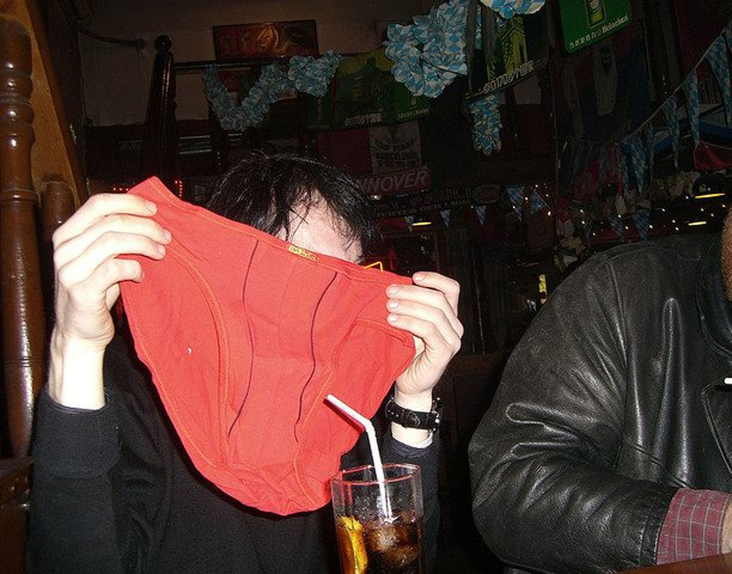 ইতালি: প্রত্যেক ব্যক্তিকে নতুন বছর শুরুর মুহূর্তে নাকি লাল অন্তর্বাস পরতে হয়। পরে সারা দেশজুড়ে তা জমিয়ে রাখাও হয়! স্পেন আর চিলিতেও নাকি এ ধরনের রীতি আছে। ইতালীয়রা ডাল এবং পর্ক লেগপিস খান সৌভাগ্যের প্রতীক হিসাবে।