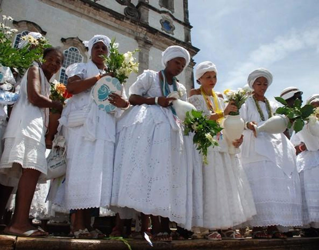 ব্রাজিল: নতুন বছরে ‘ব্র্যান্ড নিউ আন্ডারওয়্যার’ কিনে পরতে হয় এই দেশের বাসিন্দাদের! শুদ্ধ ভাবে বছর শুরু হয় তাতে, তাই নাকি এমন প্রথা চালু রয়েছে। সাদা পোশাক পরে সমুদ্রে সাতটি ডুব দিয়ে, সাতটি ফুল ছুড়ে দিলে নাকি বছর খুব ভাল কাটে।