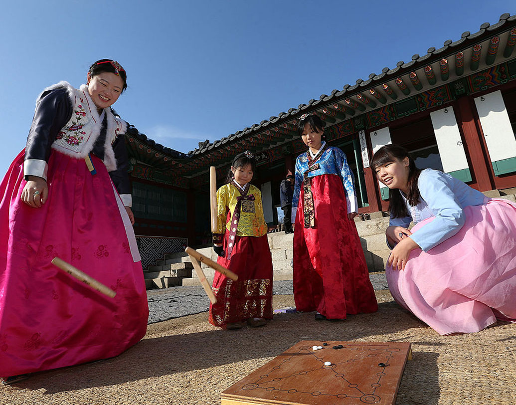 কোরিয়া: কোরিয়াতে নববর্ষ শুরুতে কেউ ঘুমান না। ঘুমালে নাকি চোখের ভ্রূ সাদা হয়ে যায়! রাত ১২টা বাজার সঙ্গে সঙ্গে টিভিতে ৩৩ বার ঘণ্টা বাজে। কোরিয়ার ৩৩ বীরের প্রতি শ্রদ্ধাজ্ঞাপন হয় এ ভাবে।