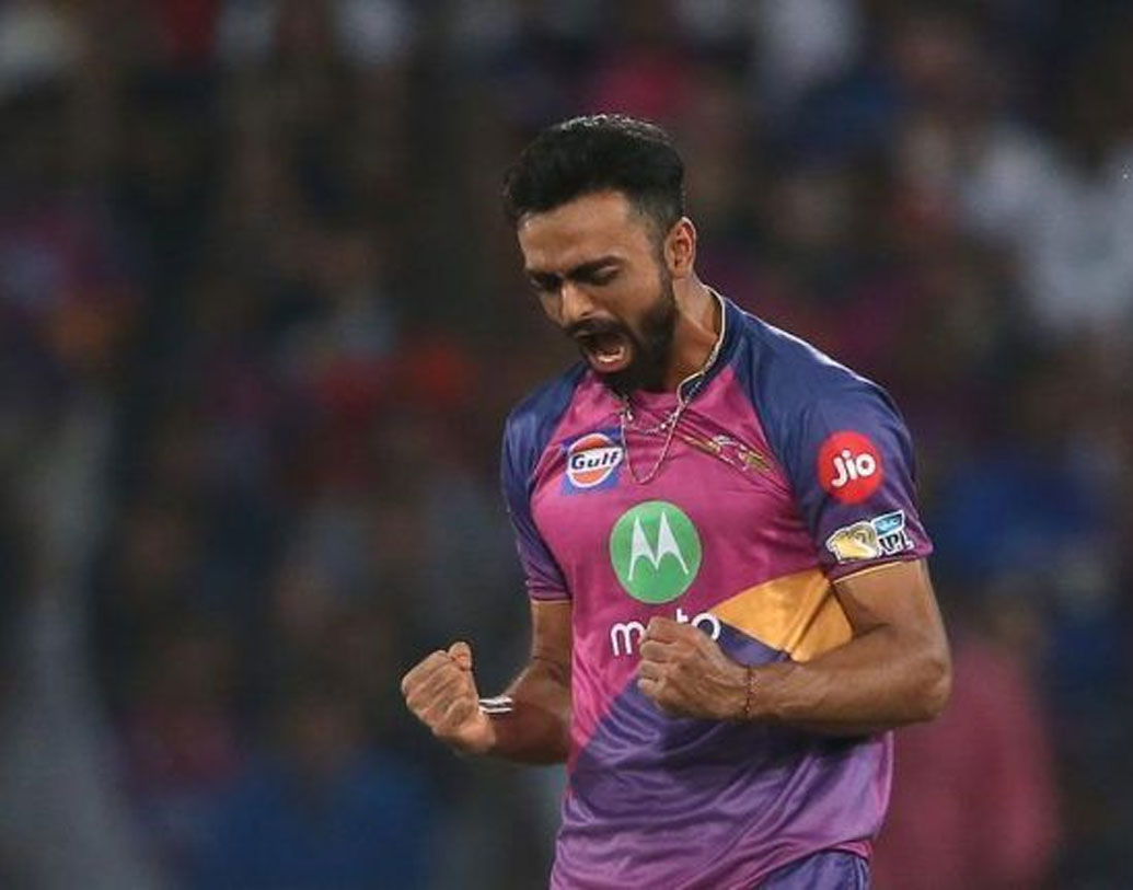 দক্ষিণ আফ্রিকা সফরে ভারতীয় দলের অন্যতম অঙ্গ ছিলেন জয়দেব উনাদকট। বাঁহাতি পেসারকে নিয়ে আগ্রহও ছিল প্রচুর। কিন্তু ২টি টি২০ ম্যাচে ৩ উইকেট পেয়েছিলেন মাত্র। ওভার প্রতি রান দিয়েছিলেন প্রায় ১০।