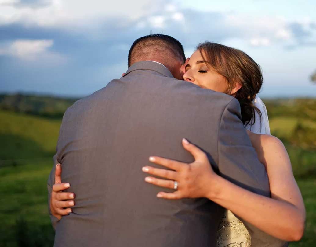 কোন-রড ডিসট্রফির কারণে স্টিফানি দৃষ্টিশক্তি হারিয়ে ফেলেছেন ১৯ বছর বয়সেই। কখনও ভালবাসার মানুষটিকে চোখে দেখেননি। তখনই রোবি ভেবেছিলেন অন্য কোনও ভাবে ভালবাসা উদযাপনের কথা।