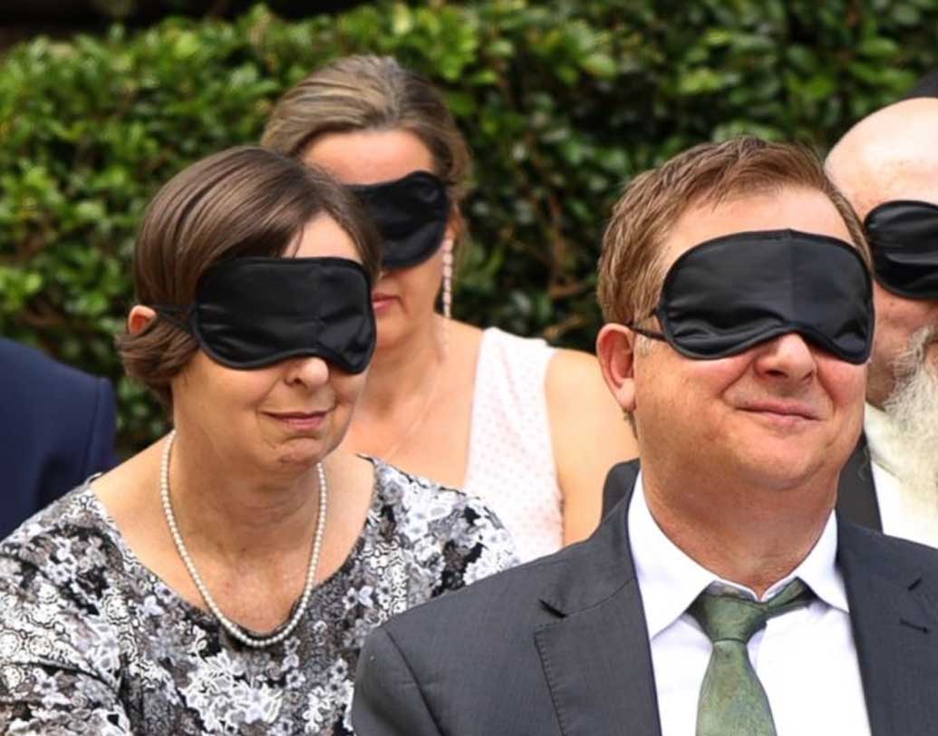 অতিথিদের প্রত্যেকের হাতে ফুলের বদলে তুলে দেওয়া হয় ব্লাইন্ডফোল্ড। স্টিফানির মাও দৃষ্টিশক্তিহীন। তিনিও অভিভূত জামাইয়ের এই আচরণে।