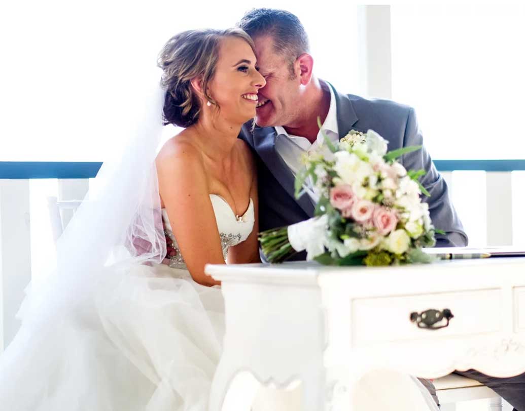 জীবনে প্রত্যেকটি মানুষের কিছু না কিছু না পাওয়ার রয়েছে। তাই ভেঙে পড়ার কিছু নেই। স্টিফানি রোবের হাতে হাত রেখে এমনটাই জানিয়েছেন।