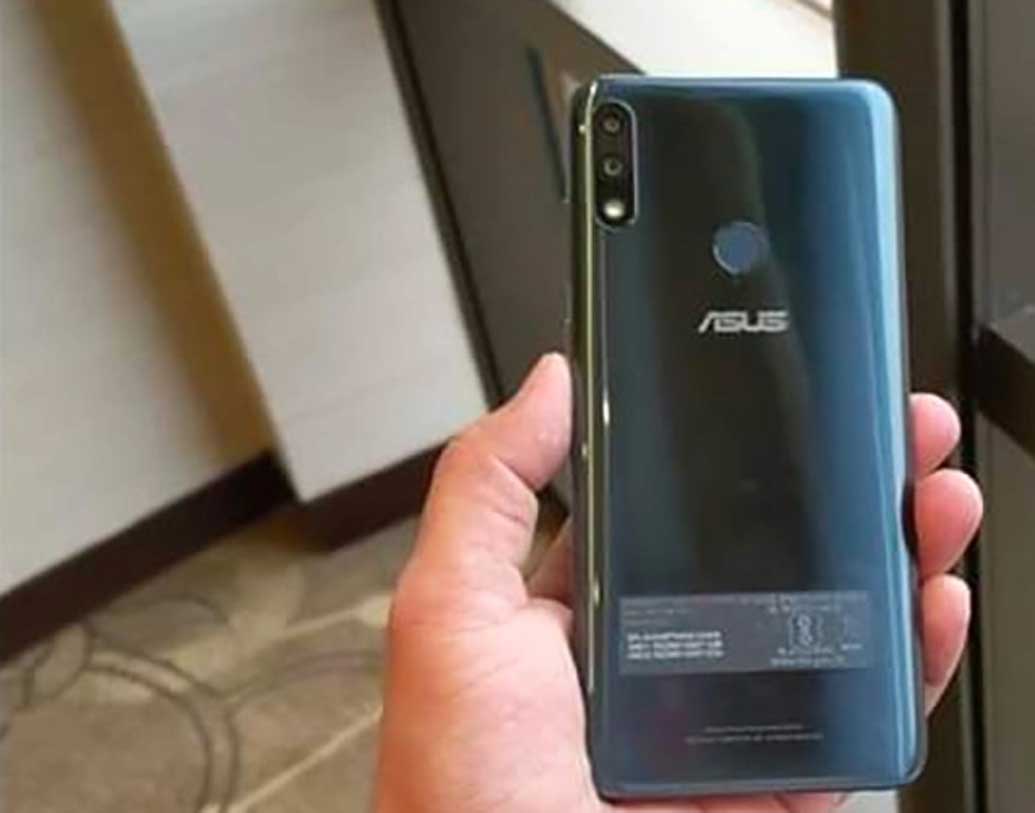 ১২ মেগাপিক্সেলের সামনের ক্যামেরায় রয়েছে প্রাইমারি সেন্সর।