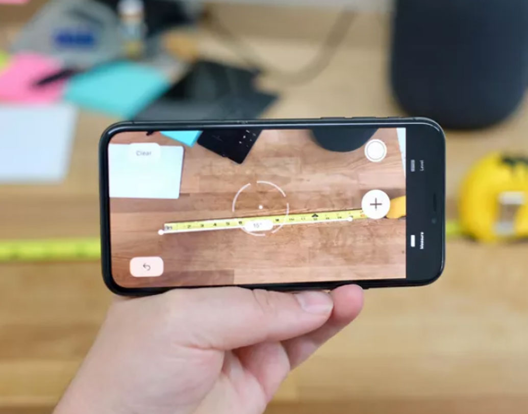 ধরুন, বাড়িটাকে নতুন করে সাজাতে চান। তার জন্য আসবাবপত্রের কোনটা কতটা জায়গা নেবে মেপে নেওয়া জরুরি। কিন্তু হাতের কাজে কোনও মাপার ফিতে নেই। উপায়? স্মার্টফোন! দূরত্ব মাপার অ্যাপ ডাউনলোড করে নিন। অ্যাপের নির্দেশ নেমে সেরে ফেলুন মাপজোক।