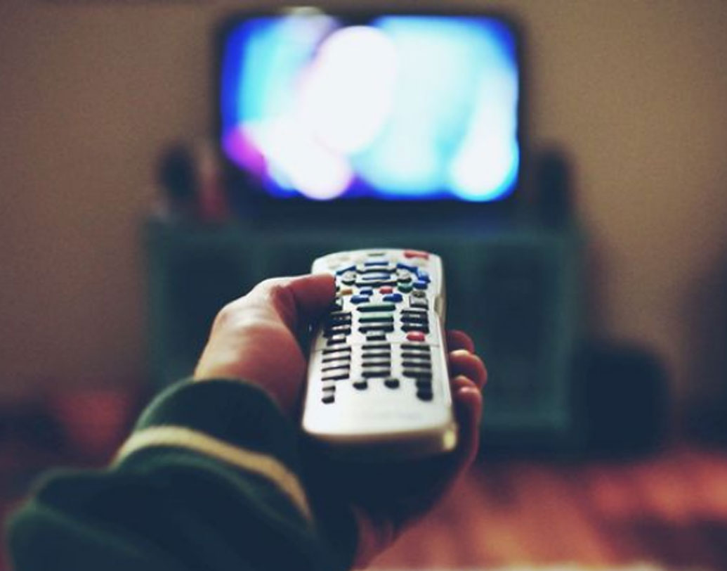 অনেক চেষ্টা করেও টেলিভিশন চালু হচ্ছে না। তাহলে রিমোটটাই বিগড়েছে নাকি ব্যাটারিটা, খুব সহজে সেটাও জেনে ফেলা যায় স্মার্টফোনের সাহায্যে। কী ভাবে?