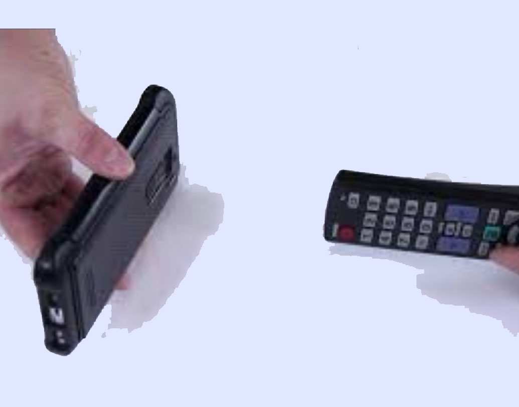 স্মার্টফোনের ক্যামেরা চালু করুন। এবার রিমোট কন্ট্রোলের মুখটা ফোনের ক্যামেরার দিকে তাক করে সুইচ টিপুন। ফোন ক্যামেরায় যদি রিমোট কন্ট্রোলের লাল আলো জ্বলতে দেখা যায়, তাহলে জানবেন যন্ত্রের কোনও গোলযোগ নেই। সে ক্ষেত্রে ব্যাটারিটা বদলে ফেলুন।