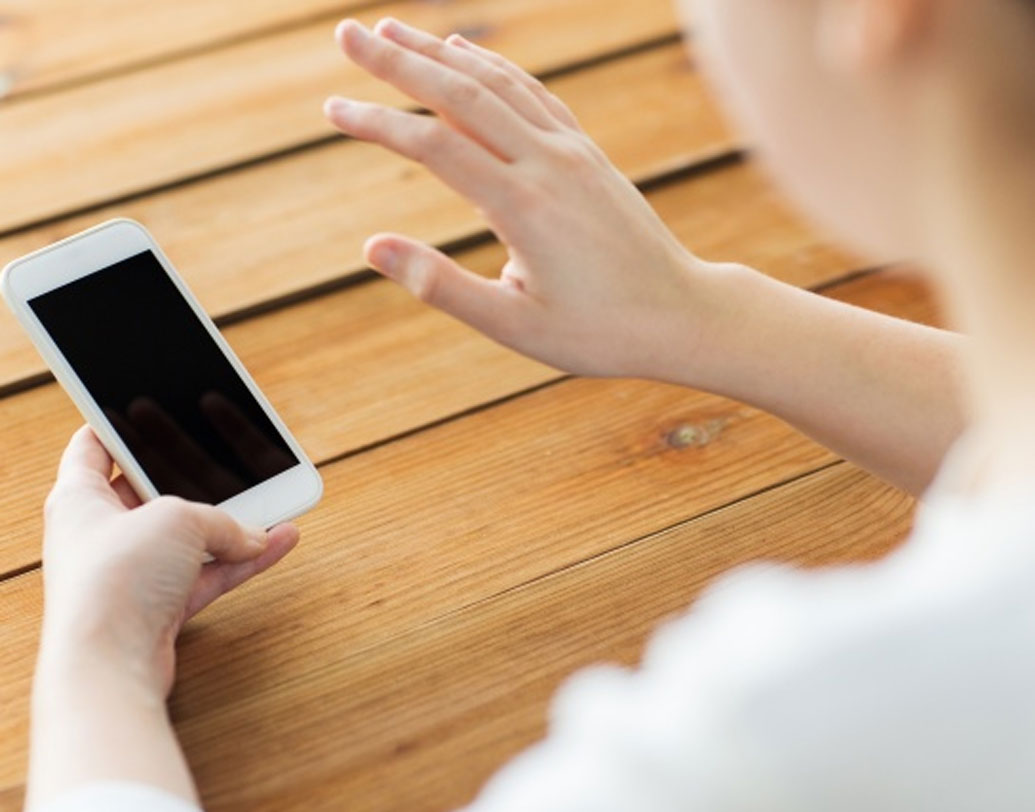 রান্না করার সময় বা ঘরের কাজ করার সময় হাত নোংরা হয়ে যায়। এই অবস্থায় জরুরি কোনও ফোন এলে কী করবেন? হাত না দিয়েই কল রিসিভ করে ফেলুন। ঘরোয়া কাজে ব্যাঘাত ঘটবে না। এর জন্য প্লে স্টোরে খুঁজলেই এমন প্রচুর অ্যাপ পেয়ে যাবেন।