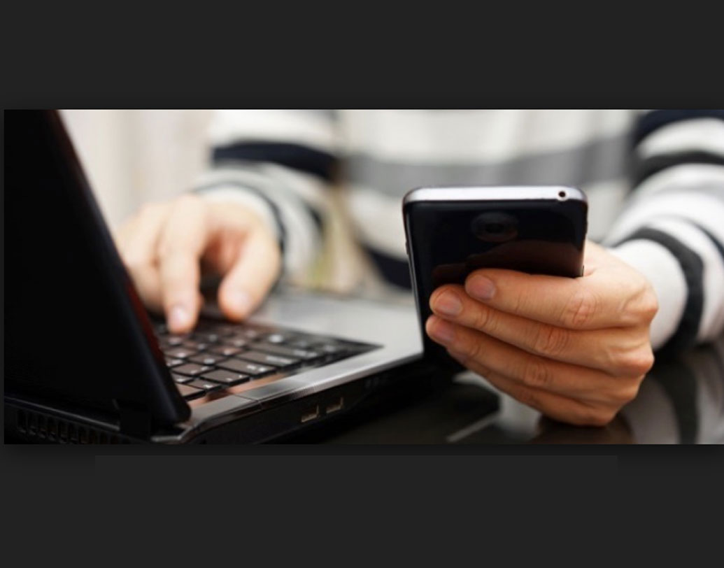 জানেন কি ফোন সুইচ অফ হয়ে গেলেও আপনি ফোন থেকে মেসেজ পাঠাতে পারেন বা ফোনের মেসেজ পড়তে পারেন? এর জন্য দরকার একটি অ্যাপের। গুগল প্লে স্টোরে এই অ্যাপ পেয়ে যাবেন। অ্যাপ ফোনে ইনস্টল করে আপনার ল্যাপটপ বা ডেস্কটপের সঙ্গে লিঙ্ক করতে হবে শুধু।