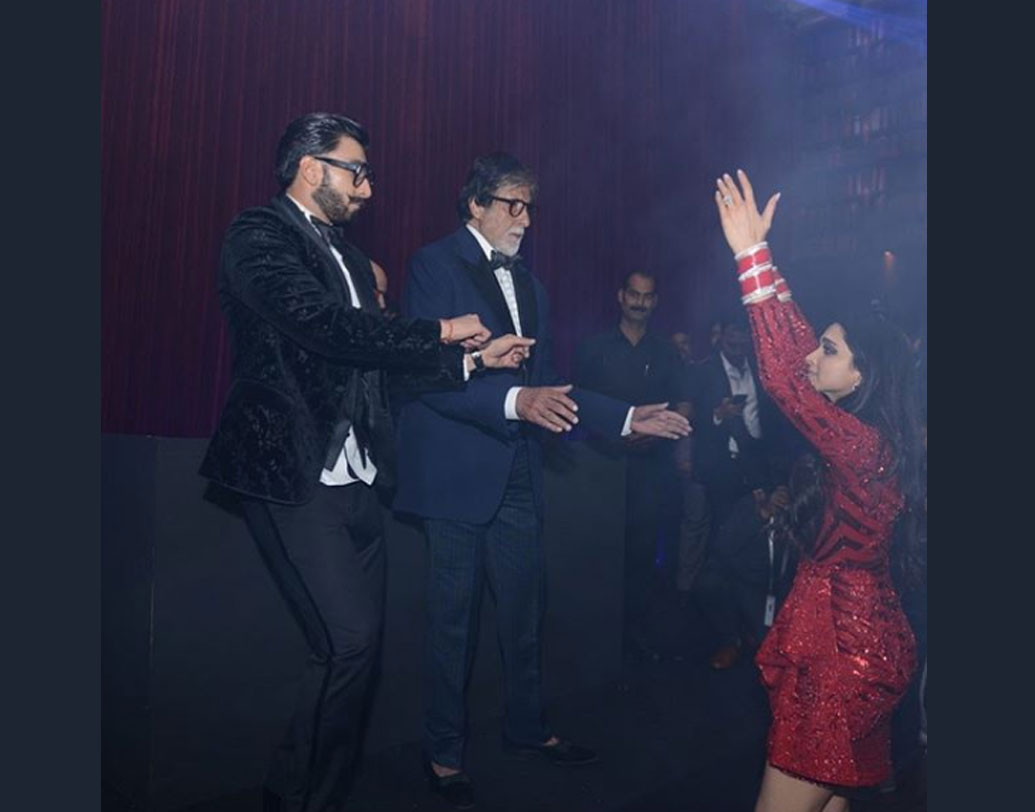 গত শনিবার মুম্বইয়ে হয়ে গেল দীপিকা-রণবীরের রিসেপশন। খানাপিনা-নাচাগানা সবই তো ছিল। বলিউড স্টারেরা তো ছিলেনই। সেই সঙ্গে যদি থাকেন অভিতাভ বচ্চন আর জয়া বচ্চন! তা হলে তো সোনায় সোহাগা।