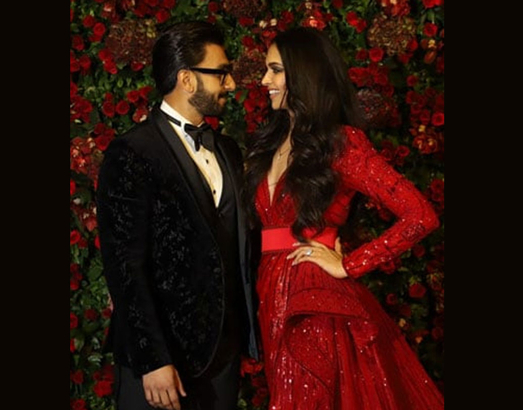 ‘জুম্মা চুম্মা দে দে’-র গান শুরু হতেই তার বিটের সঙ্গে পা মেলালেন দীপিকা পাড়ুকোন, রণবীর সিংহ। অমিতাভ-জয়াই বা পিছিয়ে থাকেন কেন? তার আগে এক ফাঁকে দীপিকার সঙ্গে শুভেচ্ছা বিনিময়ও করে নিলেন রণবীর।