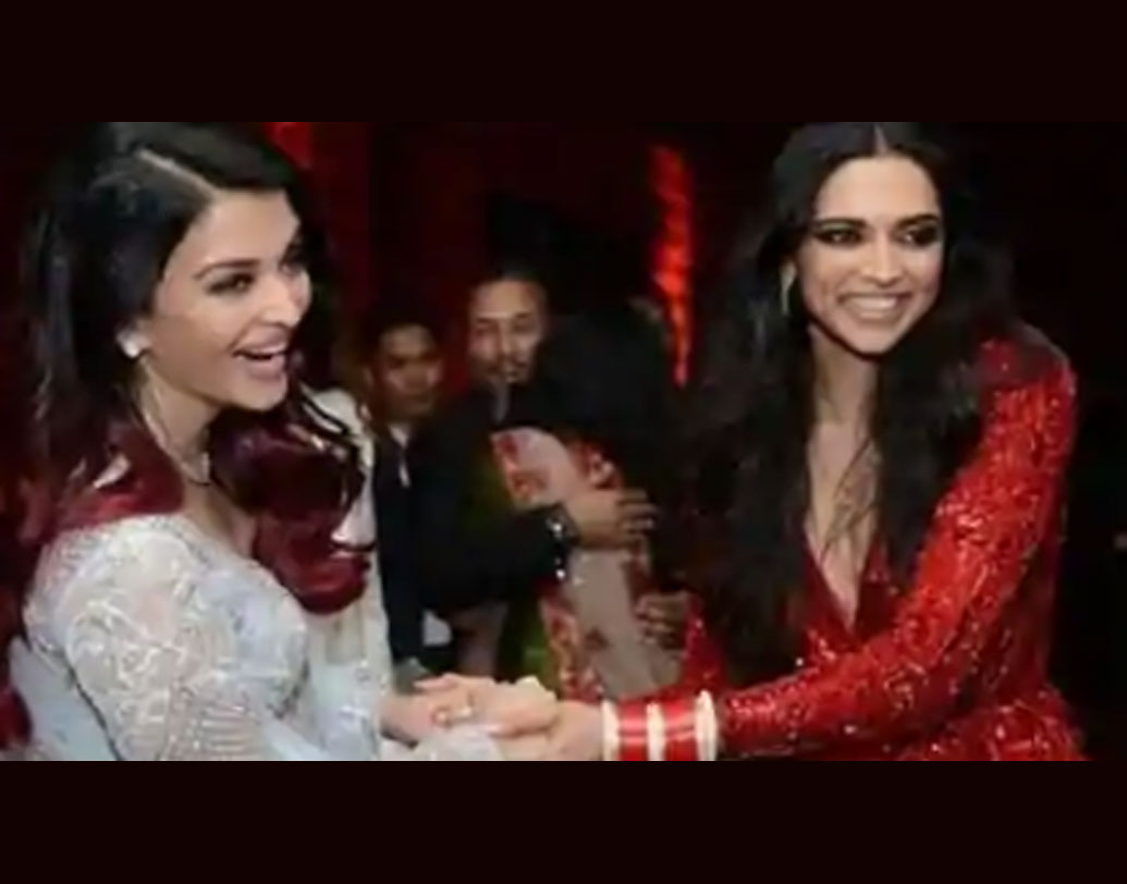 ডান্স ফ্লোরে দীপিকা-রণবীরের ডুয়েল দেখতে যেন থমকে গেলেন সব অতিথিরা। দুই টিমের লড়াই মিস করতে চাননি কেউই। ফলে নিজেদের নাচ থামিয়ে সে দিকেই মন দিলেন।