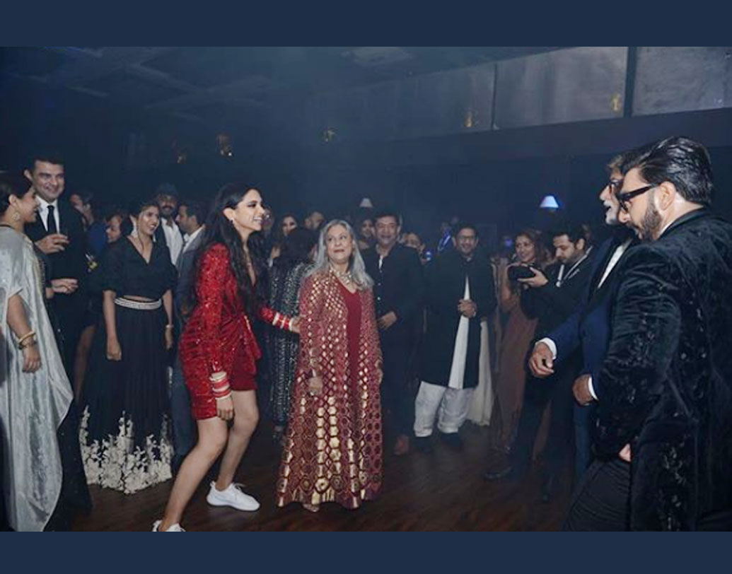 একটু লক্ষ্য করে দেখুন, বাঁ-দিকের কোণে দাঁড়িয়ে হাসি যেন থামতেই চাইছে না বিদ্যা বালন আর তাঁর হাবি সিদ্ধার্থ রায় কপূরের। আরশাদ ওয়ারসিও হাসি হাসি মুখে ব্যাপারটা বেশ এনজয় করছেন।