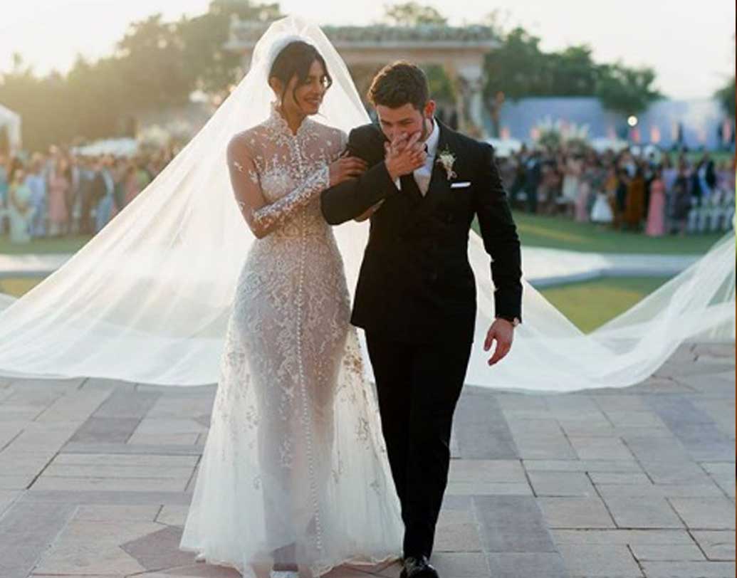 শনিবার জোধপুরের উমেদ ভবনে প্রথম খ্রিস্টান মতে বিয়ে সারেন প্রিয়ঙ্কা-নিক। তাতে পাদরির ভূমিকা পালন করেন নিকের বাবা পল কেভিন জোনাস। আত্মীয়স্বজন এবং ঘনিষ্ঠ বন্ধুবান্ধবের সামনে সেখানে একে অপরকে জীবনসঙ্গী হিসাবে গ্রহণ করেন দু’জনে। ছবি: ছবি: প্রিয়ঙ্কার ইনস্টাগ্রাম পেজ থেকে সংগৃহীত।