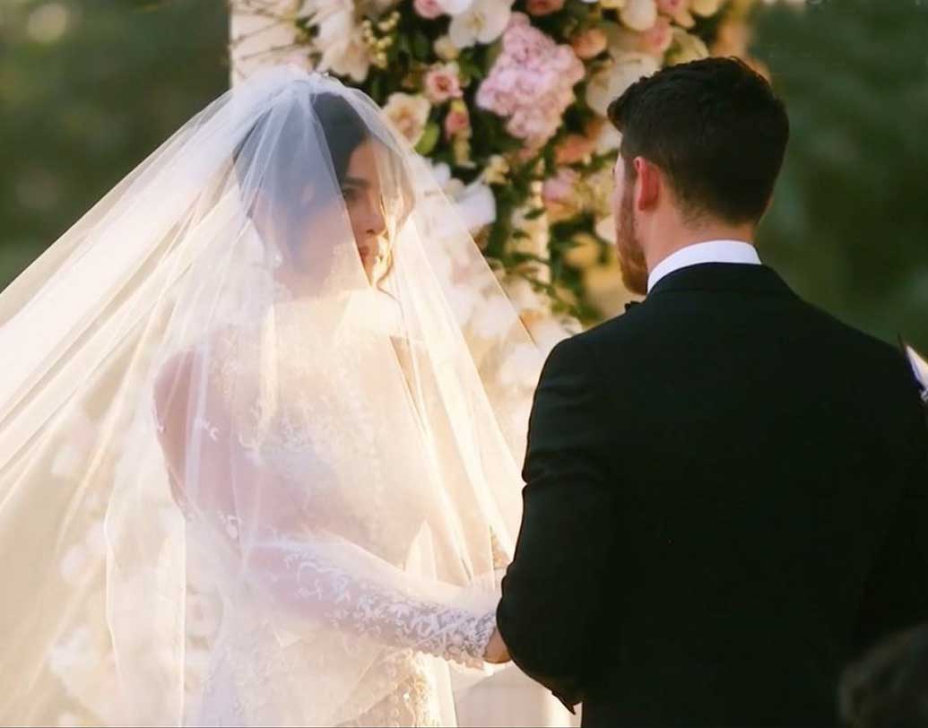 বিয়েতে প্রিয়ঙ্কা ও নিক দু’জনেই মার্কিন ডিজাইনার রাল্ফ লরেনের তৈরি পোশাক পরেছিলেন। এর আগে ওই সংস্থার পোশাকে রেড কার্পেটে ধরা দিয়েছেন বহু তারকাই। তবে এই প্রথম কোনও তারকার বিয়েতে পোশাক তৈরি করলেন তাঁরা। ছবি: টুইটার থেকে সংগৃহীত।