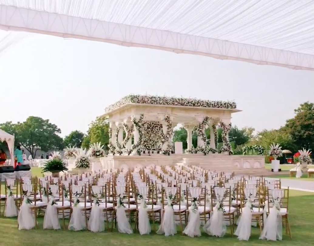 প্রিয়ঙ্কার বিয়ে উপলক্ষে এক সপ্তাহ আগে থেকেই সেজে উঠতে শুরু করেছিল উমেদ ভবন। খ্রিস্টান মতে বিয়ের দিনও বিশেষভাবে সাজানো হয়েছিল গোটা প্রাসাদ। সাদা ফুল দিয়ে সাজানো হয়েছিল বিবাহস্থল। অতিথিদের বসার চেয়ারেও সাদা ফুল বাঁধা ছিল। ছবি: টুইটার থেকে সংগৃহীত।