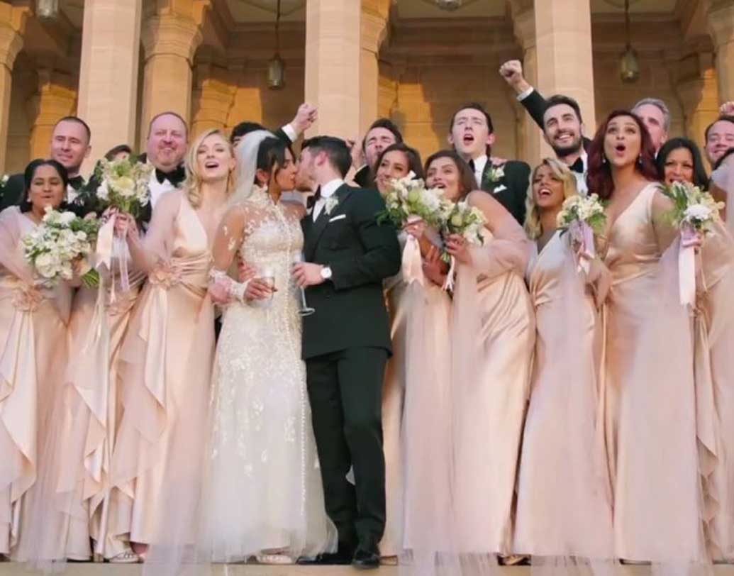 প্রিয়ঙ্কার খুড়তুতো বোন, অভিনেত্রী পরিণীতি ও মান্নারা চোপড়াও হাজির ছিলেন বিয়েতে। ছিলেন নিকের পরিবারের সব সদস্য এমনকি তাঁর হবু বৌদিও। সকলের সামনে ঠোটে ঠোট রেখে পোজও দেন দু’জনে। ছবি: টুইটার থেকে সংগৃহীত।