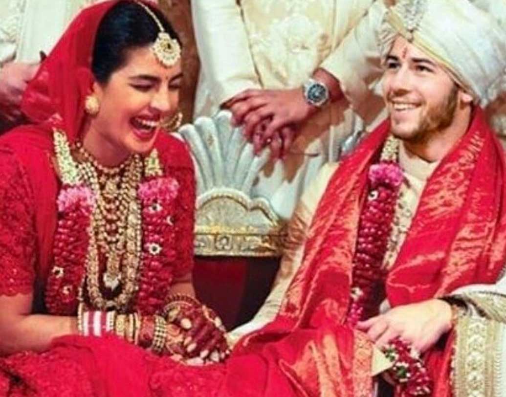 রবিবার ওই উমেদ ভবনেই হিন্দু মতে বিয়ের আয়োজন হয়। ডিজাইনার সব্যসাচীর তৈরি লাল টুকটুকে লেহঙ্গা-চোলিতে মণ্ডপে আসেন প্রিয়ঙ্কা। নিকের পরনে ছিল সোনালী রঙের শেরওয়ানি। ছবি: টুইটার থেকে সংগৃহীত।