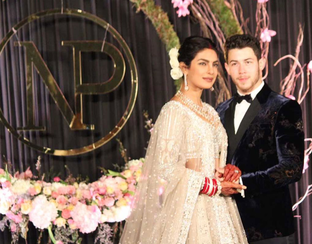 যোধপুরের বিলাসবহুল বিয়ের অনুষ্ঠানের পর রিসেপশনে প্রিয়ঙ্কার সাজ ছিল একেবারে আলাদা। এ বার দিল্লির তাজ প্যালেসের দরবার হলে নব দম্পতি প্রবেশ করলেন এক সঙ্গে। অতিথিদের দিকে তাকিয়ে বললেন, ‘নমস্তে’।