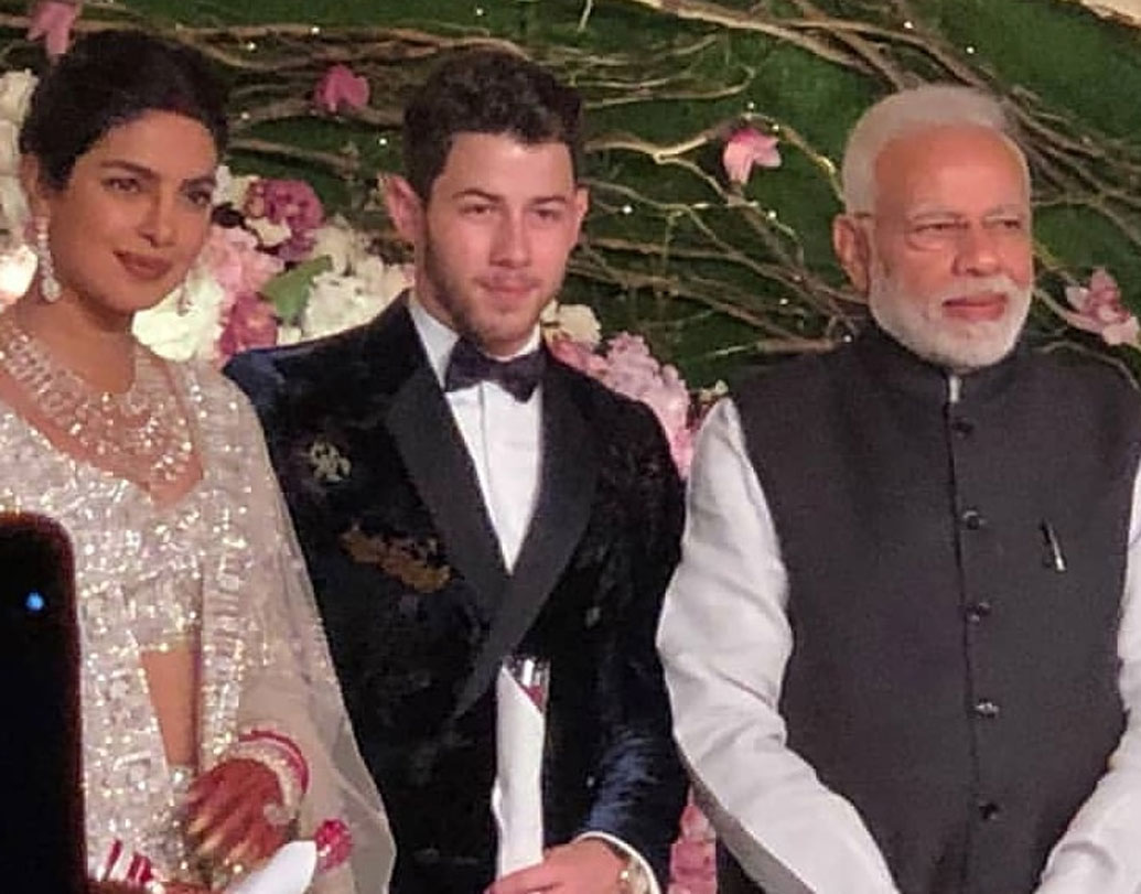 দিল্লি রিসেপশনে নবদম্পতিকে শুভেচ্ছা জানাতে এসেছিলেন স্বয়ং প্রধানমন্ত্রী। প্রিয়ঙ্কা এবং নিক দু’জনকেই দু’টি গোলাপ উপহার দেন প্রধানমন্ত্রী।