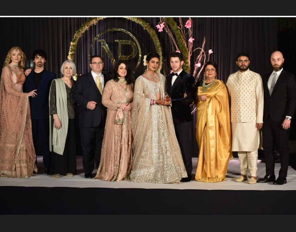 প্রথমে নিকের সঙ্গে প্রধানমন্ত্রীর আলাপ করিয়ে দেন প্রিয়ঙ্কা। এর পরে নিকের পরিবারের সঙ্গেও আলাপ করিয়ে দেন।