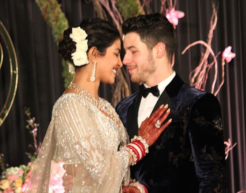 হাতে হাত রেখে বহুক্ষণ পরস্পরের দিকে তাকিয়ে ছিলেন প্রিয়ঙ্কা ও নিক। নবদম্পতির রসায়নটা বোঝা যাচ্ছিল দিব্যি।