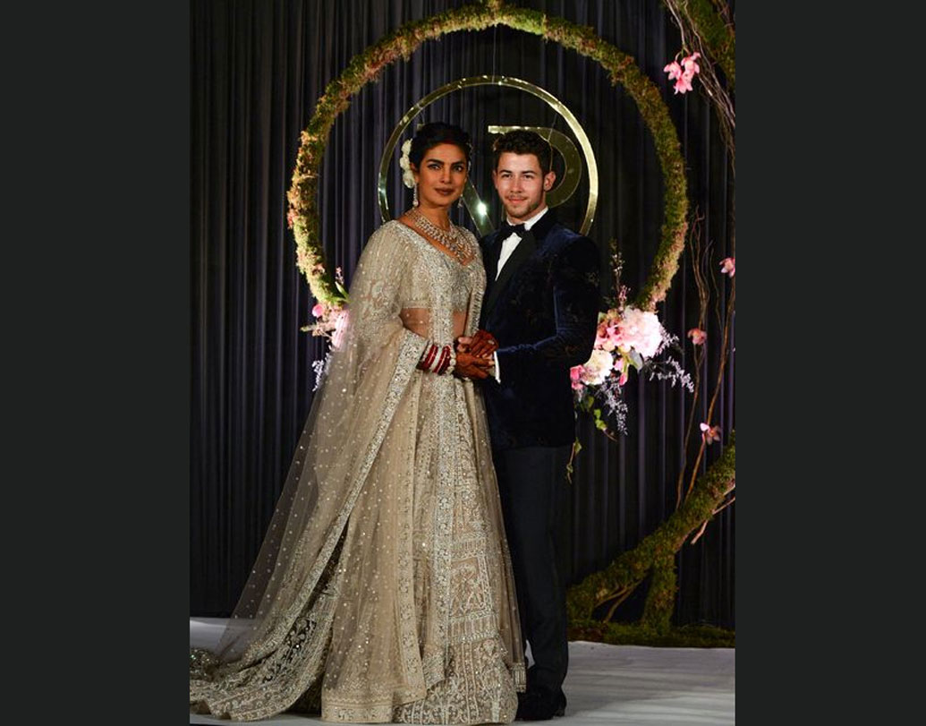 প্রিয়ঙ্কার পরনে ছিল ফাল্গুনী শেনের পিকক লেহেঙ্গা। নীল ভেলভেট শ্যুট পরেছিলেন নিক।