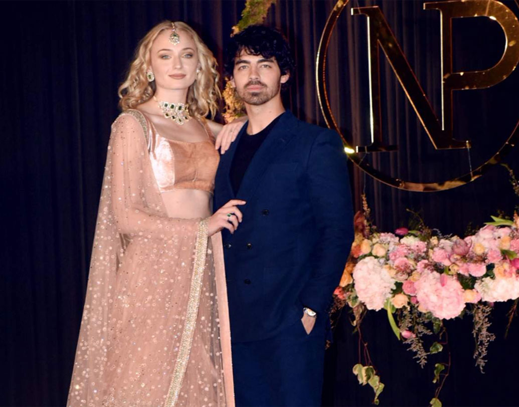 নিকের ভাই জো জোনাস ও তাঁর বান্ধবী ‘গেম অব থ্রোনস’ তারকা সোফি টার্নার পরেছিলেন সব্যসাচী মুখোপাধ্যায়ের পোশাক। সোফির পরনে ছিল সব্যসাচীর ডিজাইনার লেহেঙ্গা। গলায় ছিল নেকপিস, কপালে টিকলি।