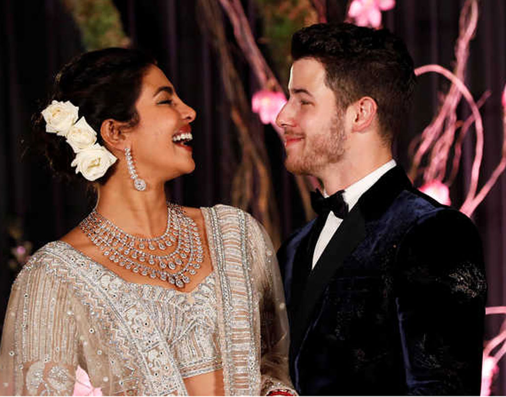 প্রিয়ঙ্কার দিক থেকে চোখ সরাতেই পারছিলেন না নিক। আর প্রিয়ঙ্কার মুখে সেই মন মাতানো হাসি।