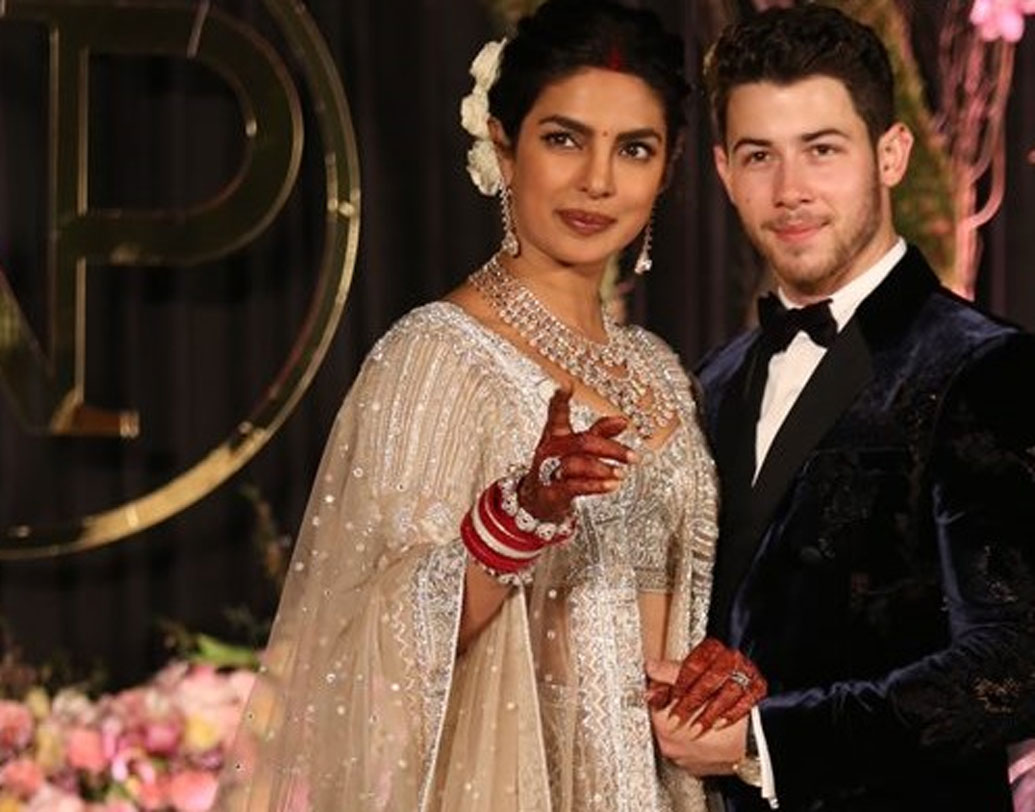 রিসেপশনে অতিথিদের জন্য ছিল ই-বার কোডযুক্ত কার্ড। ওই বার কোড ছাড়া কেউ প্রবেশ করতেই পারতেন না প্রিয়ঙ্কা-নিকের রিসেপশনে।