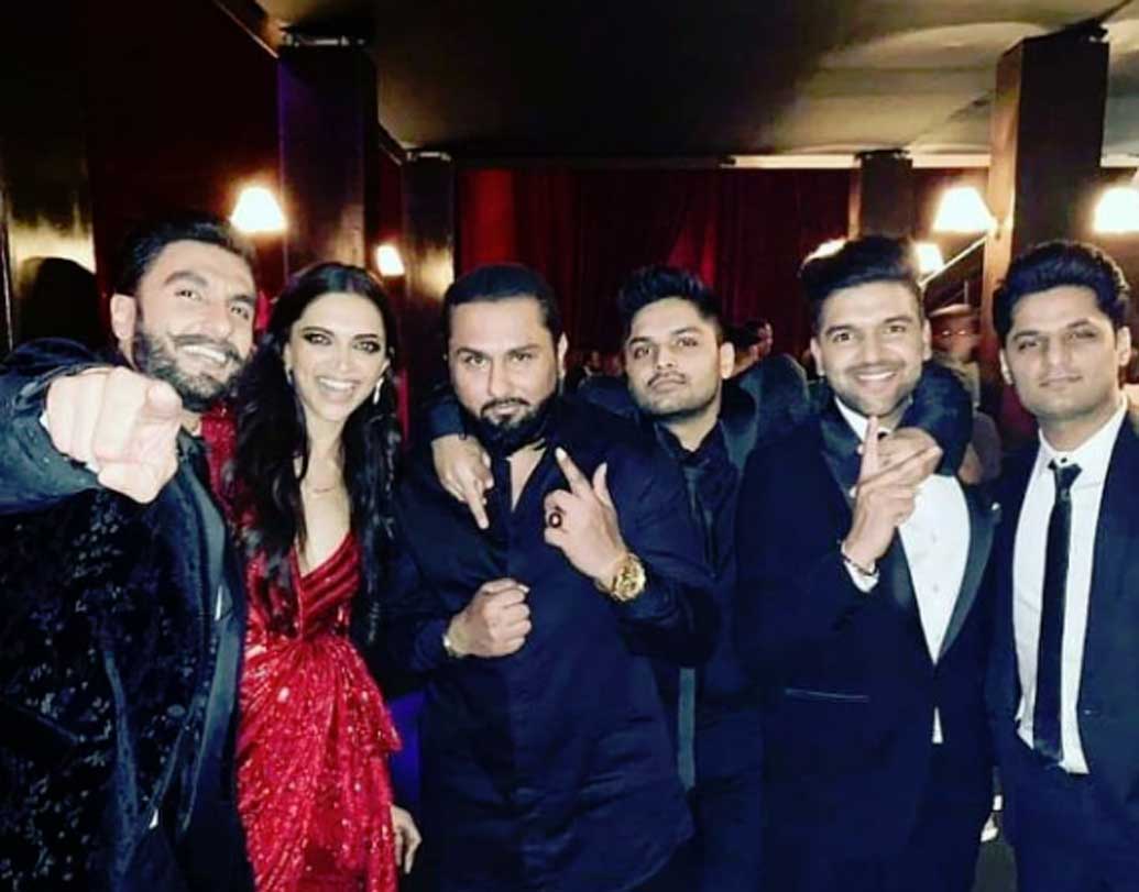 চার বছর আগে পর্যন্ত পার্টি সং বলতে হানি সিংহের গান ছাড়া আর কিছুই বুঝত না বলিউড। সেই র‌্যাপার বহু দিনই ছিলেন লোকচক্ষুর আড়ালে। চার বছর পর দেখা দিলেন র‌্যাপার হানি সিংহ। তা-ও আবার দীপিকা পাড়ুকোন আর রণবীর সিংহের রিসেপশন পার্টিতে। দীপিকা-রণবীরের সঙ্গেই হানির পাশে দাঁড়িয়েছিলেন আর এক নামজাদা র‌্যাপার গুরু রান্ধয়া।