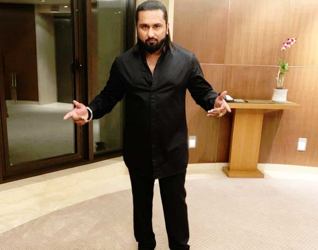 চেহায়ার ভারিক্কি। বড় চুল আর গাল ভর্তি দাড়ি। গান তিনি গাইছিলেন। কিন্তু দেখা দিচ্ছিলেন না। হানি সিংহের গলায় সম্প্রতি ‘সোনু কে টিটু কি সুইটি’ ছবির ‘দিল চোরি’ গানটিও বেশ হিট হয়েছিল। হানি সিংহের ভক্তদের মনপসন্দ হয়েছিল ‘উর্বশী’ গানটিও। কিন্তু প্রিয় গায়কের চেহারায় এ হেন পরিবর্তন দেখে একেবারে হতবাক ফ্যানেরা।