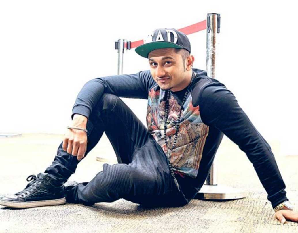 হানি সিংহ সে সময়ে বলেছিলেন, ‘‘তিন জন চিকিত্সক আমার চোখের চিকিৎসা করতে ব্যর্থ হন। তখন মনে হচ্ছিল আর হয়তো কোনও দিনও চোখে দেখতে পাব না। ২০ হাজার মানুষের সামনে আমি পারফর্ম করতাম। কিন্তু একটা সময়ে ৪-৫ জন মানুষের সামনে দাঁড়াতেও আমার ভয় হত। মাসের পর মাস চুল-দাড়ি কাটারও ইচ্ছে হত না।’’