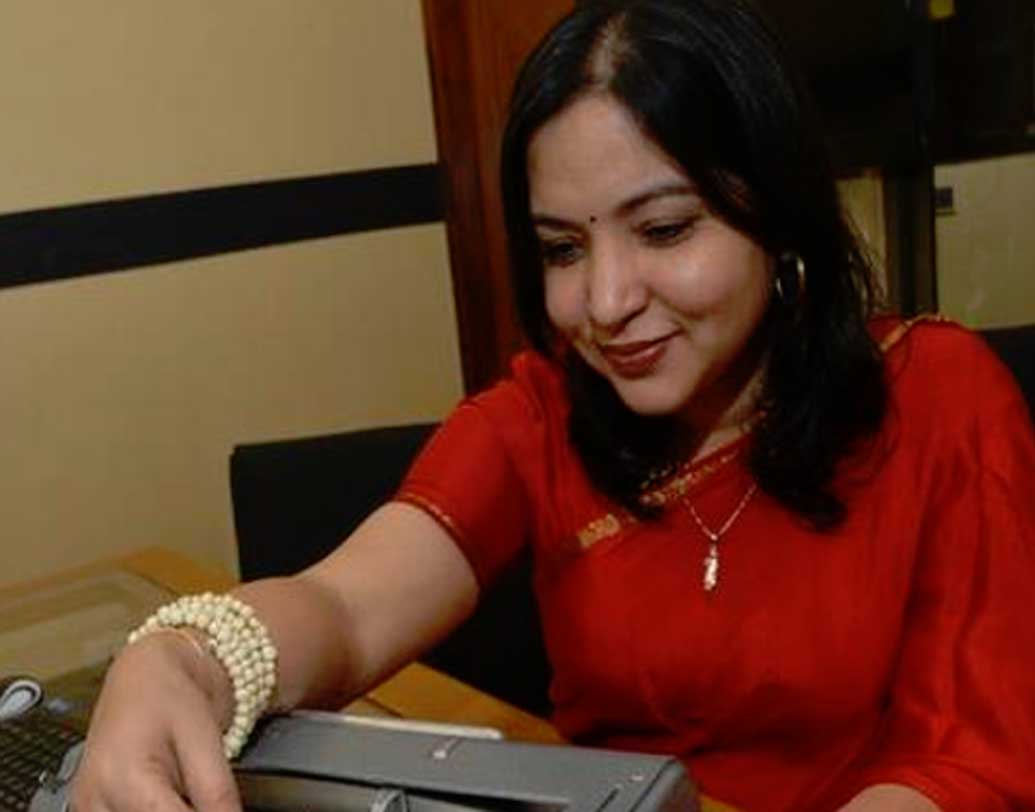 শুধু বেকার যুবকরা নন। নিধির ভয় ছিল নিজের ছেলেকে নিয়েও। যার মধ্যে কোনও দিনই খবরের কাগজ পড়ার কোনও আগ্রহ খুঁজে পাননি তিনি। নিজের ছোটবেলায় প্রায়শই বাবার রাগী মুখ দেখে ঘুম ভাঙত নিধির। কারণ, খবরের কাগজটা যিনি বাড়ি বাড়ি পৌঁছে দেন, তিনি দেরি করেছেন।