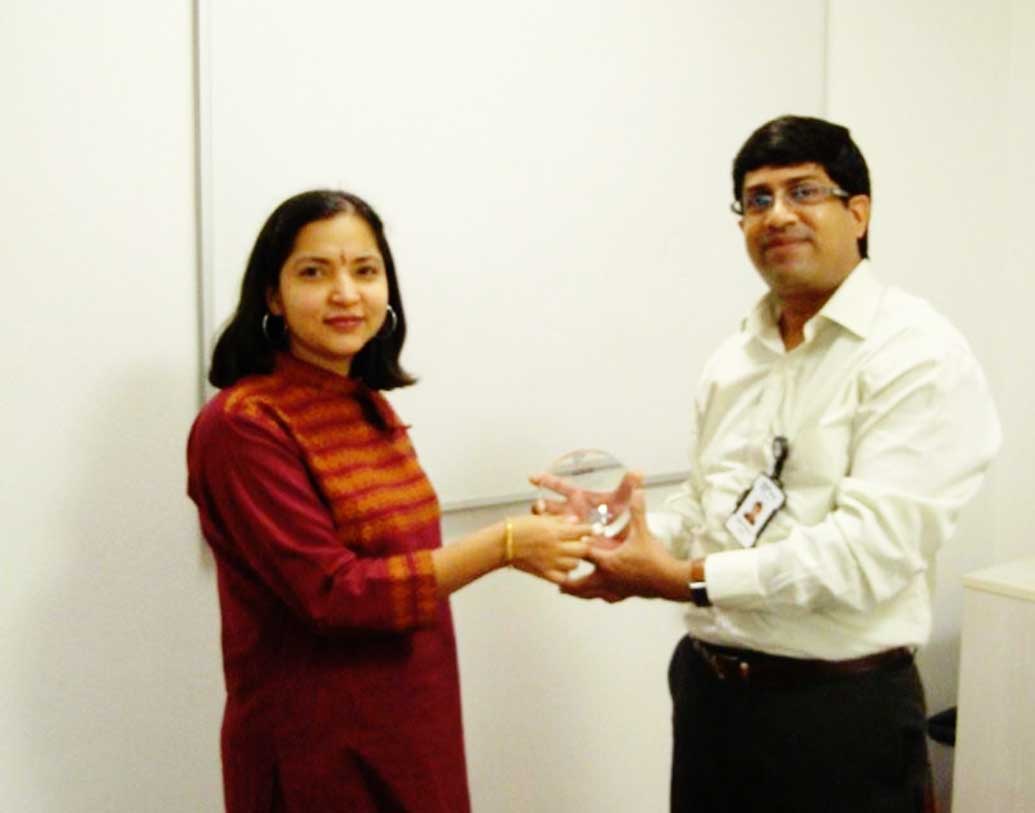 সাত বছর বয়স থেকে রোজ খবরের কাগজ পড়ে আসছেন নিধি। তাঁর কথায়, “ব্রেড-বাটার-টোস্টের পাশে যেন খবরের কাগজটাও থাকে।” এক দিন ছেলেকে স্কুলে ছেড়ে আসার পরে নিজেই একটি খবরের কাগজ বের করবেন বলে ঠিক করলেন নিধি। পাশাপাশি একটি স্বেচ্ছাসেবী সংস্থার কাজের সঙ্গেও যুক্ত ছিলেন আইআইএম গ্র্যাজুয়েট নিধি অরোরা।