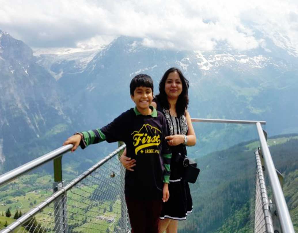 মিনিট কুড়ি পরই দরজা খুলে বেরিয়ে এসে মা’কে জড়িয়ে ধরল নিধির ছোট্ট ছেলে। আর বলল, ‘‘মা! আজকে যে আমি কতটা খুশি তা তুমি কল্পনাও করতে পারবে না।’’ ছেলের মুখে অমন কথা শুনে যেন মনোবল আরও বেড়ে গেল নিধি অরোরার। দু’মাসের মধ্যে সাত জনের একটা টিম নিয়ে জোরকদমে শুরু করে দিলেন ‘দ্য চিলড্রেনস পোস্ট’-এর সম্পাদনার কাজ।