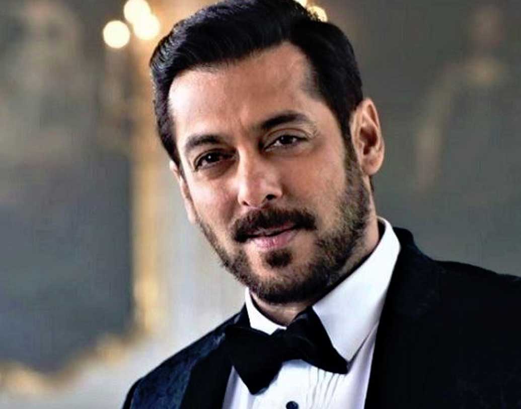 ফোর্বস-এর হিসেব বলছে, চলতি বছরে ২৫৩ কোটি ২৫ লক্ষ টাকা রোজগার করেছেন বলিউডের ভাইজান। ‘টাইগার জিন্দা হ্যয়’ এবং ‘রেস থ্রি’— এই ছবি দুটি সফল হওয়ার পরেই ফের সলমন এক নম্বরে বলে মনে করছেন বিশেষজ্ঞেরা। সলমনের মোট রোজগারের ৮.০৬ শতাংশ এসেছে বিজ্ঞাপন থেকে।